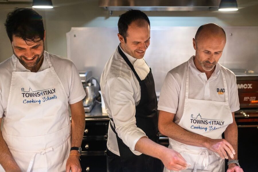 Milan: Pizza or Pasta and Gelato-Making Class with Wine - Making gelato from cream and chocolate