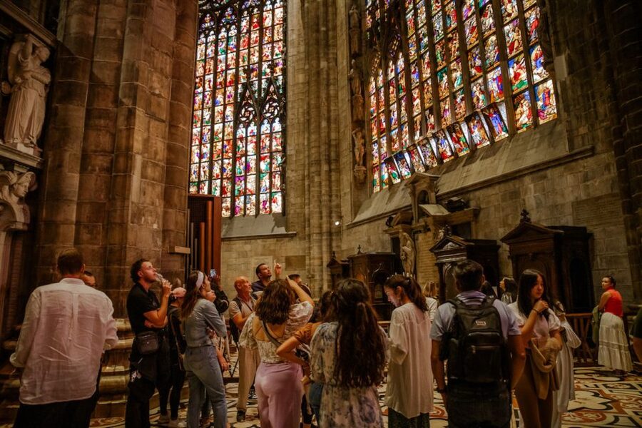 Milan: Priority Access Duomo and Rooftop Tour - Meeting the guide without confusion