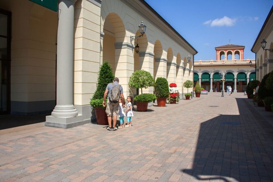 Milan: Serravalle Designer Outlet Roundtrip Bus Transfer - The 90-minute coach ride to Piedmont