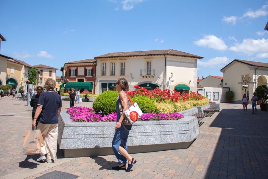 Milan: Serravalle Designer Outlet Roundtrip Bus Transfer - Six hours among more than 170 stores