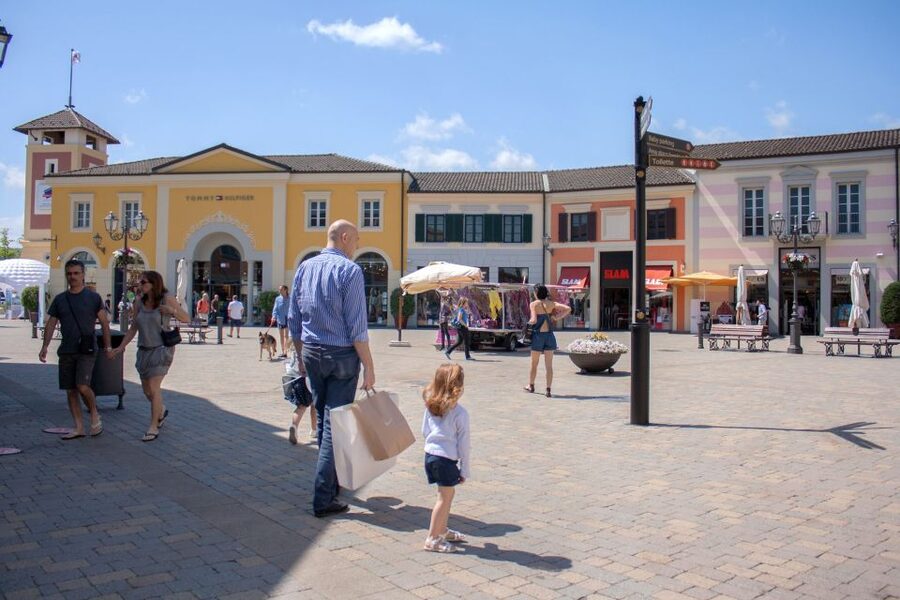 Milan: Serravalle Designer Outlet Roundtrip Bus Transfer - Shopping well without losing the day