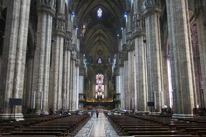 Milan Super Saver: Skip-the-line Duomo and Rooftop Tour - Finding the group in Piazza del Duomo