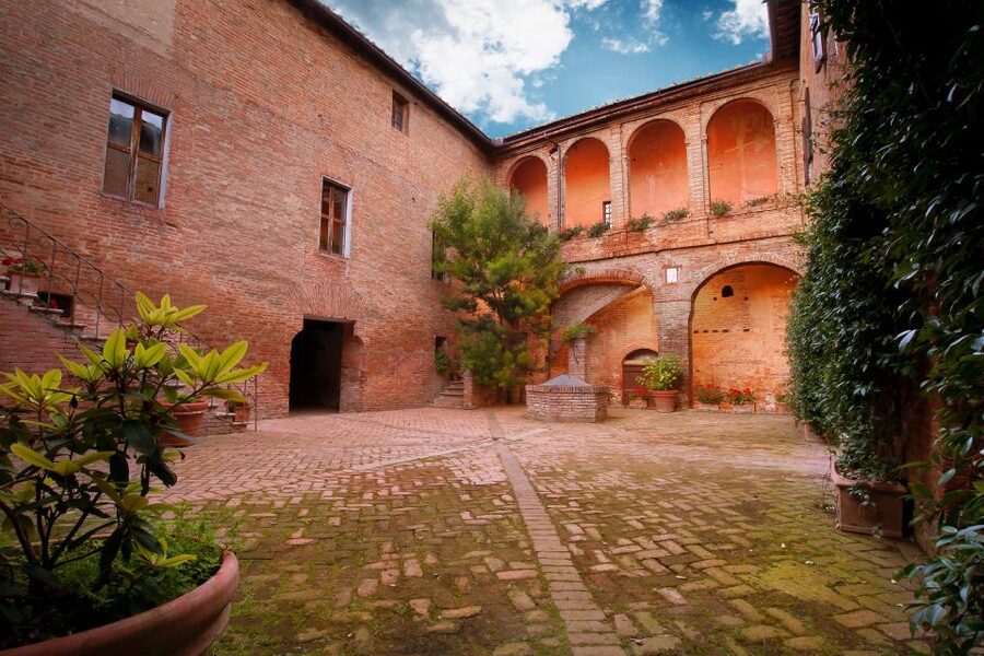 Montalcino: Brunello Wine Tasting & Lunch in a Tuscan Castle - The three-course Tuscan lunch
