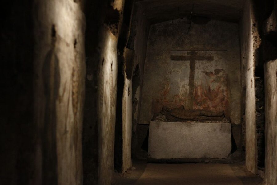 Naples: San Gaudioso Catacombs Guided Tour - The noble tombs and the skull-lined ambulatory