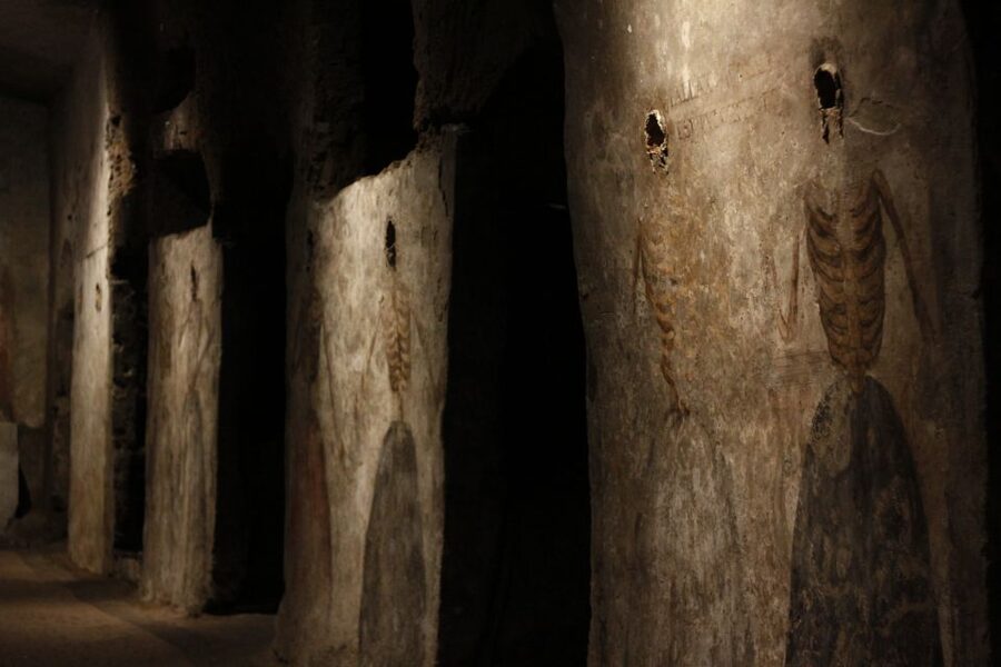Naples: San Gaudioso Catacombs Guided Tour - The practical route to the entrance