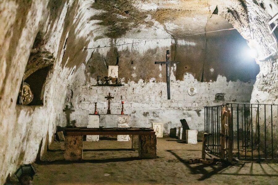 Naples: Spanish Quarters Underground Guided Tour - Meeting the guide near Toledo Street