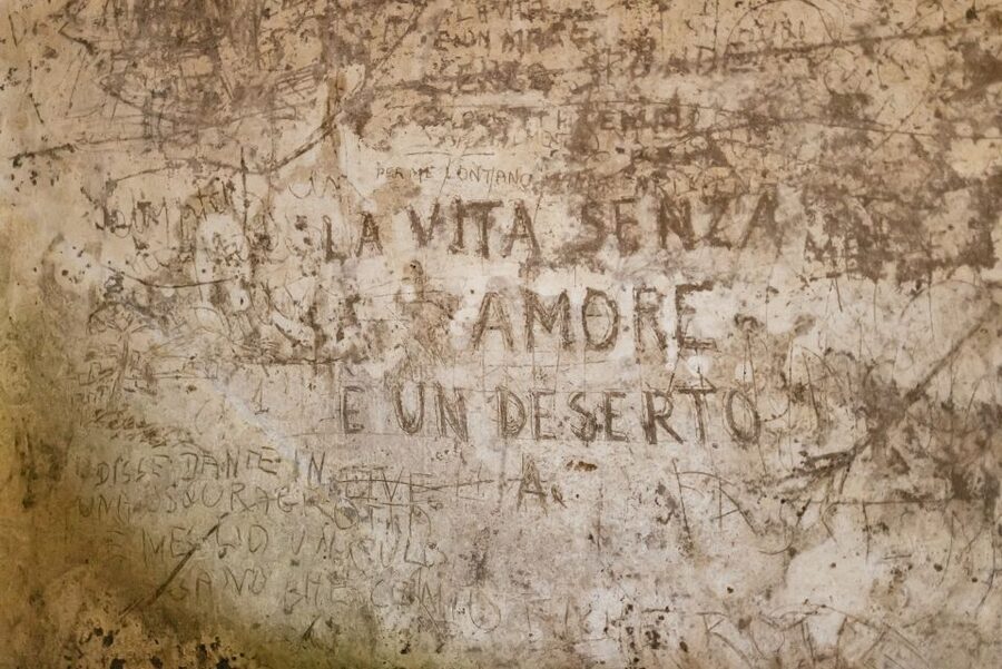 Naples: Spanish Quarters Underground Guided Tour - One hour, carefully packed