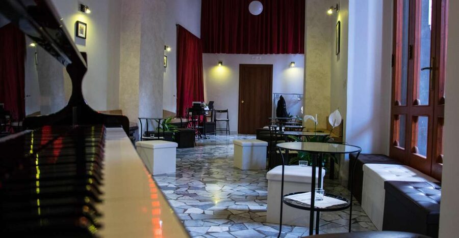 Naples: Traditional Neapolitan Music Concert - Arriving at Galleria Principe di Napoli