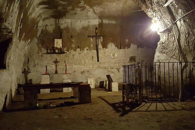 Naples Underground Spanish Quarters with Guide - Descending into the ancient aqueduct