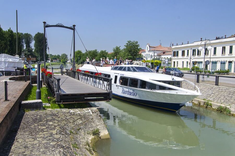 Padua to Venice Boat Cruise of the Brenta Riviera - Crossing the lagoon into Venice