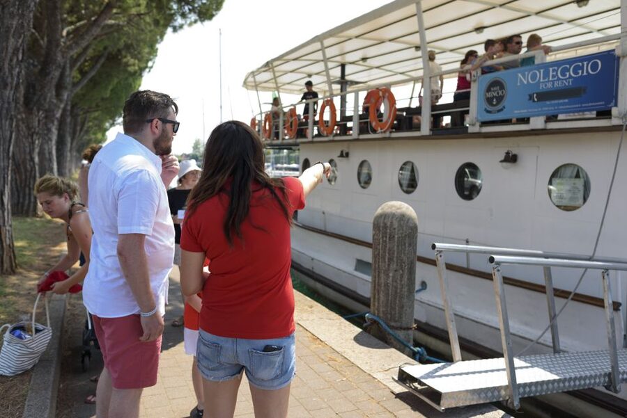 Peschiera: Half-Day Lake Garda Cruise with Lunch - Setting off from Peschiera with the southern lake ahead