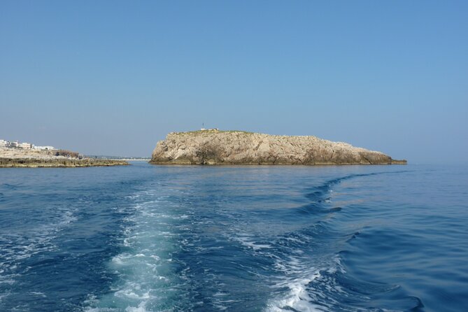 Polignano a Mare boat tour emotions, caves, diving and appetizers - Grotta Azzurra and the blue light