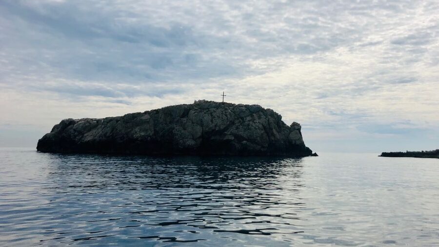 Polignano a Mare: Boat Trip, Swim & Cave with Aperitif - Entering the Grottos