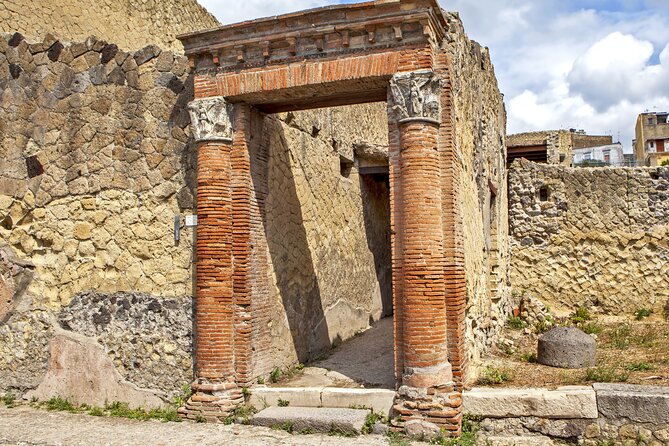 Pompeii and Herculaneum Small Group Tour with an Archaeologist - Herculaneum shows a closer view of Roman homes