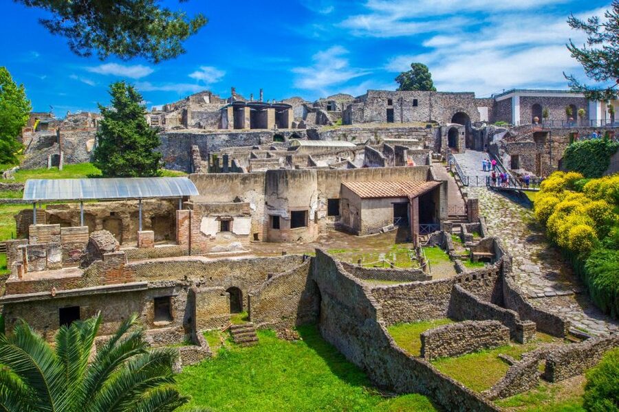 Pompeii: Day Tour of Pompeii and Vesuvius with Bus Transfer - Walking to the Gran Cono crater
