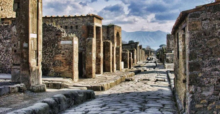 Pompeii: Day Tour of Pompeii and Vesuvius with Bus Transfer - Pompeii with a guide for two focused hours