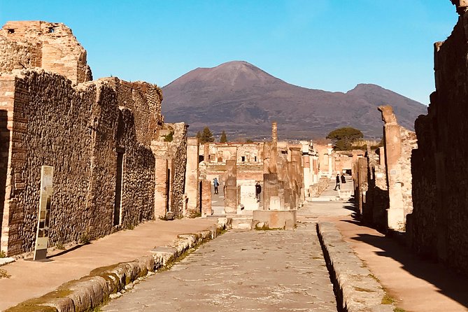 PompeiI Exclusive Tour with your Archaeologist in a Small Group - The Forum Baths and the old fast-food counter