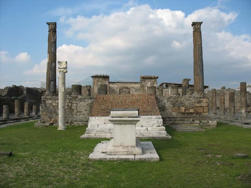Pompeii: Group Tour with an Archeologist Guide - Meeting at Tempio Travel near the station
