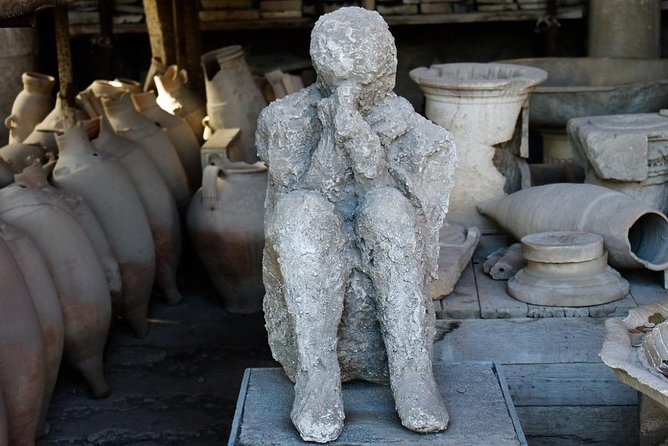 Pompeii Guided Group Tour with Entry Ticket and Archaeologist - Finding the meeting point at Via Villa dei Misteri
