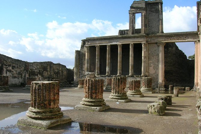 Pompeii Guided Group Tour with Entry Ticket and Archaeologist - The Macellum and Roman food shopping