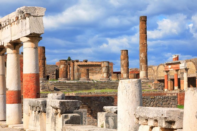 Pompeii Guided Group Tour with Entry Ticket and Archaeologist - The Forum Baths and Roman bathing