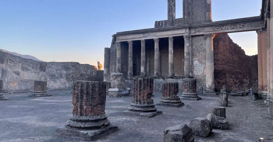 Pompeii: Guided Tour with Skip-the-Line Entry - Meeting your guide near Pompeii’s entrance