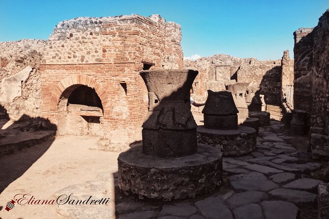 Pompeii Private Tour with an Archaeologist and Skip The Line - Shops, fast food, and daily life on Via dell’Abbondanza