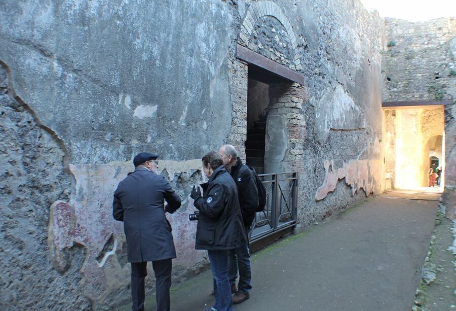 Pompeii: Skip-the-Line Tickets and Tour with Archaeologist - Why an archaeologist guide changes the visit