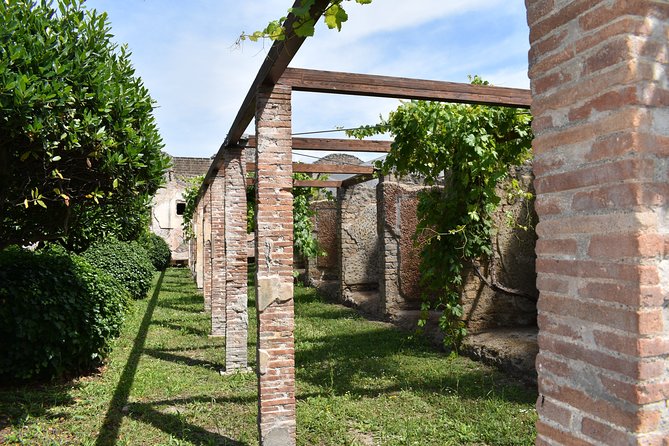 Pompeii Skip-the-line Tour with Archaeologist Guide - Shops, food counters, and the business of daily life