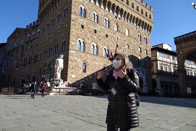 Private Golf Cart Tour in Florence - Ponte Vecchio and Santo Spirito: crossing into the Oltrarno