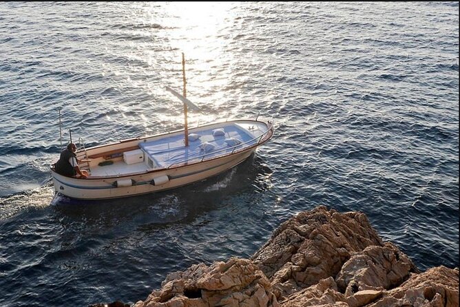Private tour in a typical Capri boat - Fortini Coastal Walk from sea level