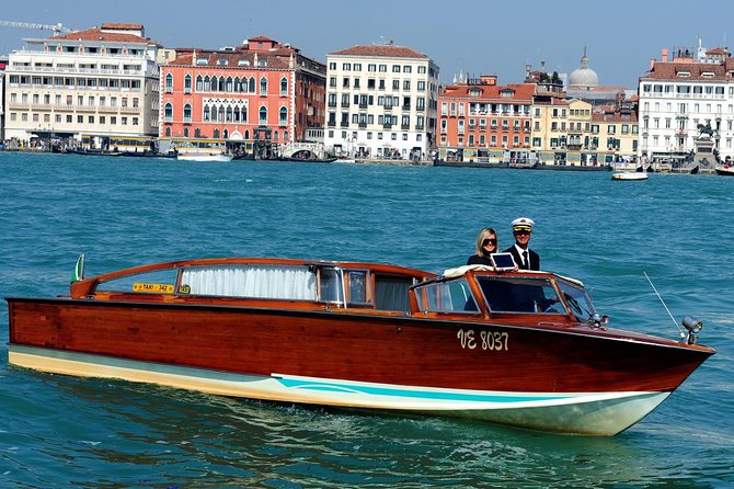 Private tour on Murano Island: discover the art of Artisanal Glassblowing - The boat from Calle de le Rasse