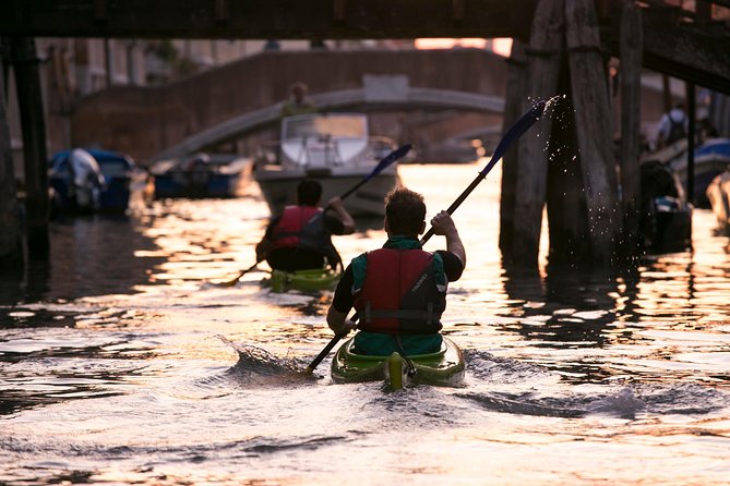 Real Venetian Kayak - Tour of Venice Canals with a Local Guide - How strenuous is the 1-hour-40-minute outing?