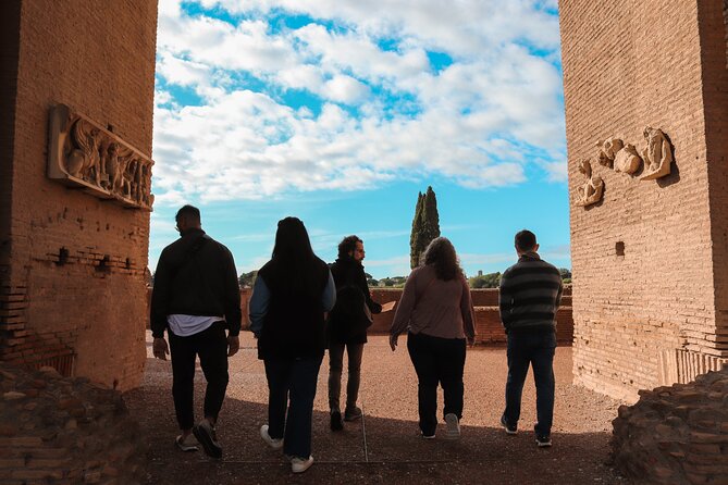 Roma: Colosseum, Forum, and Palatine Hill Local Guided Tour - Guide quality and the value of headsets