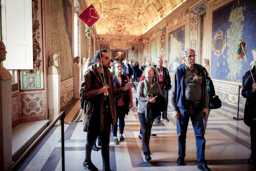 Rome: 1 Day Vatican & Colosseum Tour - Your lunch break between the two visits