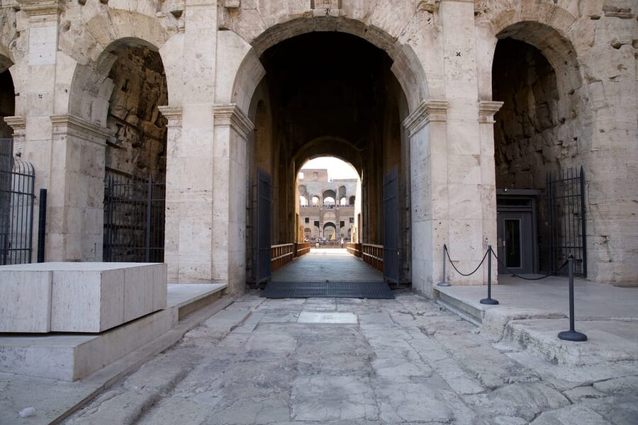 Rome: 1-Hour Fast Colosseum Tour - Entering the Colosseum with a guide