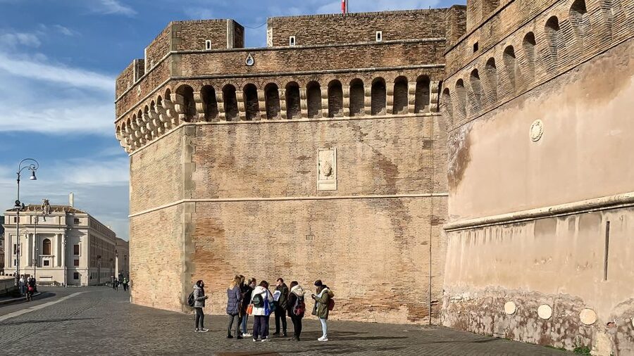 Rome: Castel Sant'Angelo Skip-the-Line Ticket - Meeting the staff near the Bridge of Angels