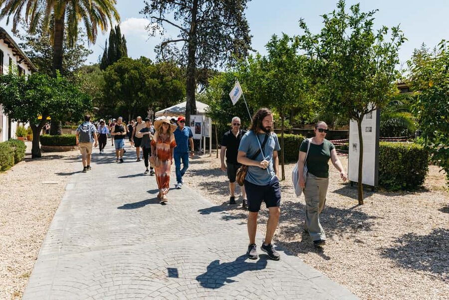 Rome: Crypts and Catacombs Underground Tour with Transfers - Guides, languages, and the pace