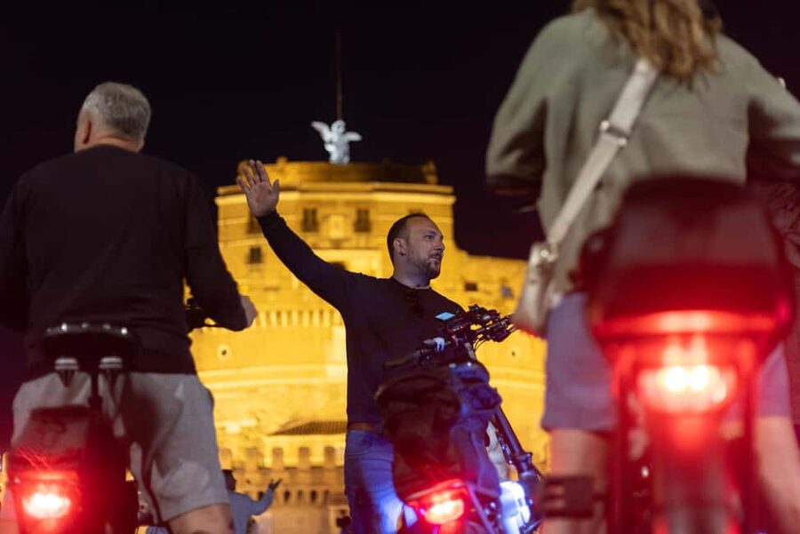 Rome: E-Bike Night Tour with Food and Wine Tasting - Piazza Venezia and the Altar of the Fatherland