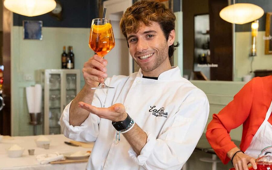 Rome: Enjoy Spritz and Pasta Making in Piazza Navona - Eating your pasta with two classic sauces