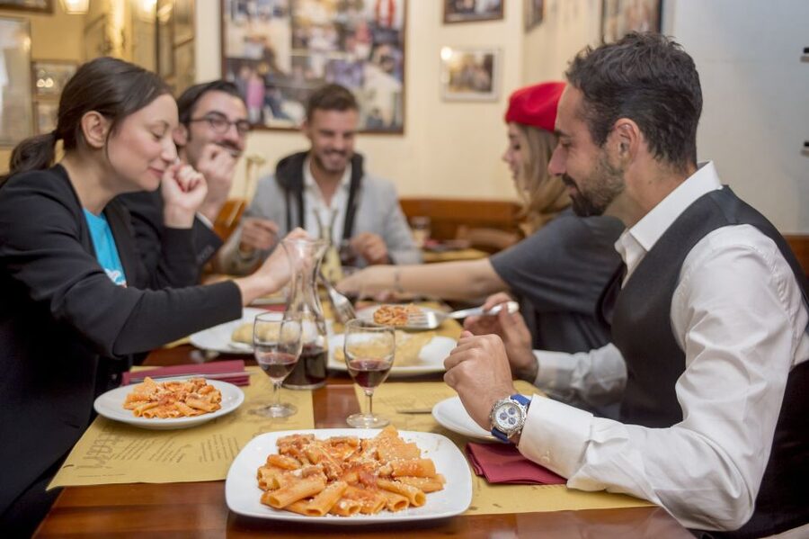 Rome: Food Tour and Wine Tasting in a Traditional Trattoria - The main meal: cacio e pepe and amatriciana