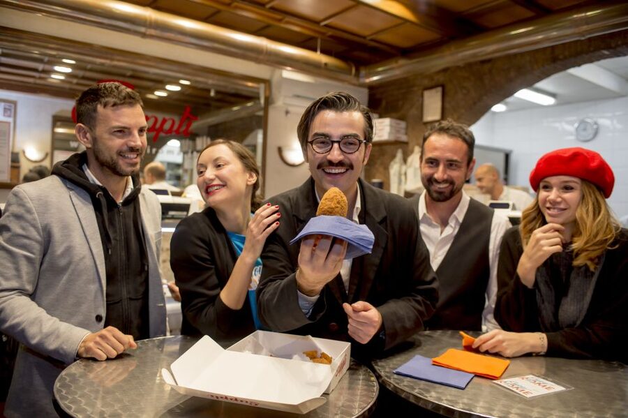 Rome: Food Tour and Wine Tasting in a Traditional Trattoria - The walking and group experience