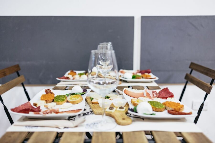 Rome: Food Tour with Unlimited Food and Barolo Wine - Guides, group mood, and the social side