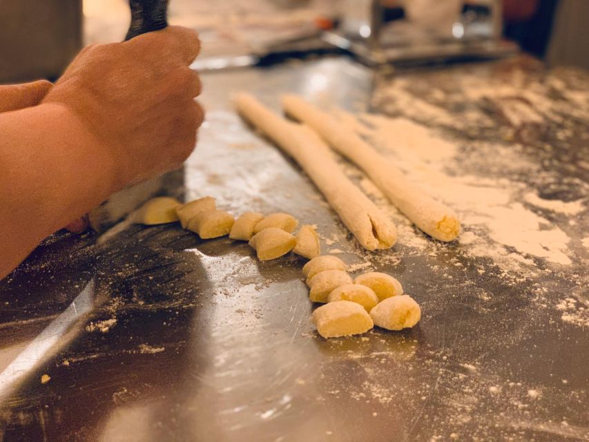 Rome: Fresh Pasta and Tiramisu Making Class with Fine Wine - Why the social format works