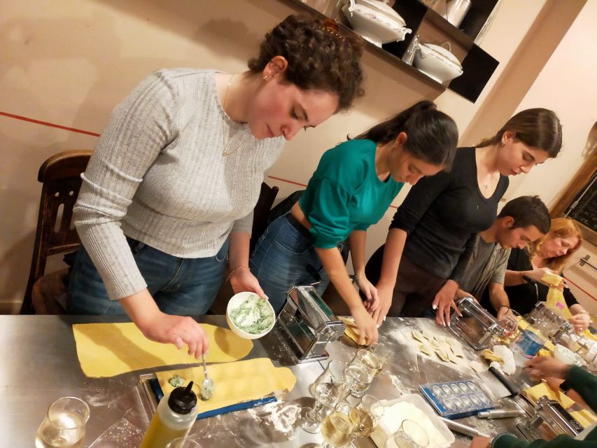 Rome: Fresh Pasta and Tiramisu Making Class with Fine Wine - Who should book this experience
