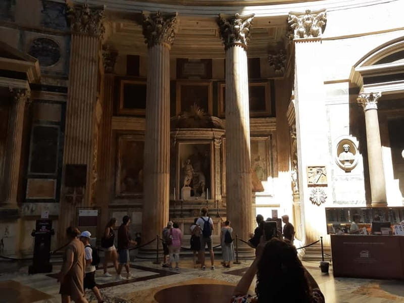 Rome: Pantheon Priority Entry Ticket & Audio Guide App - The bonus walk from the Pantheon to Piazza di Spagna
