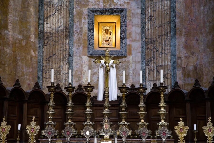 Rome: Pantheon Timeless Marvel Guided Tour with Entry Ticket - Seeing the Corinthian columns and enormous dome from outside