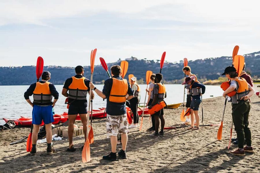 Rome: Popes' Lake, Kayak Tour with Swimming & Roman Pizza - The final paddle and return to shore
