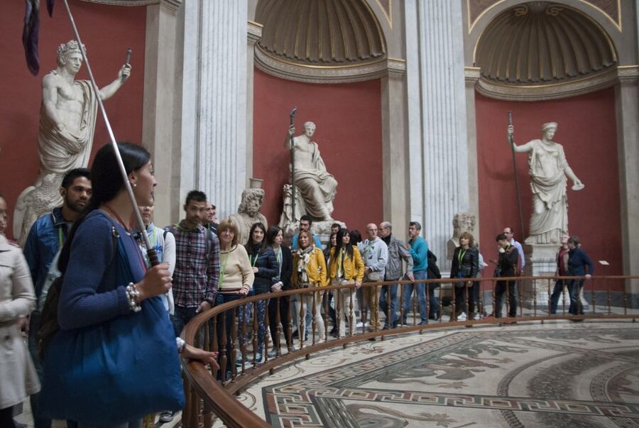 Rome: Skip the line Vatican Museums & Sistine Chapel Tour - Crowds, comfort, and what to wear