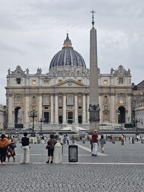 Rome: St. Peter's Basilica and Papal Grottoes Guided Tour - Michelangelo’s La Pietà behind protective glass